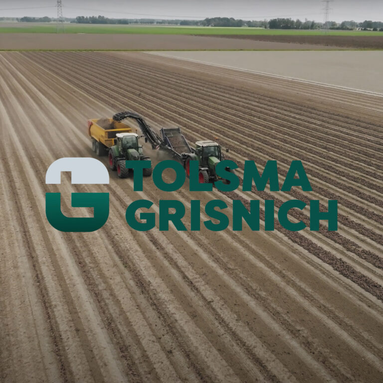 Beeld uit de bedrijfsfilm van Tolsma-Grisnich: oogstmachines op de akker met het logo