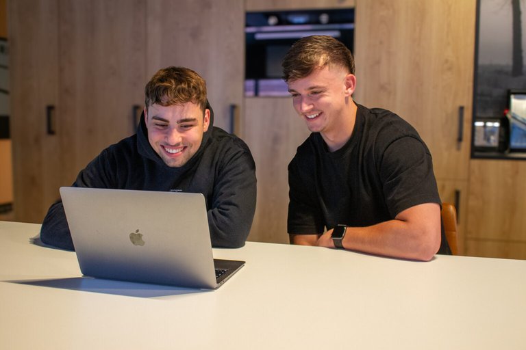 Stage marketing bij REUS: twee collega's kijken samen naar een laptop