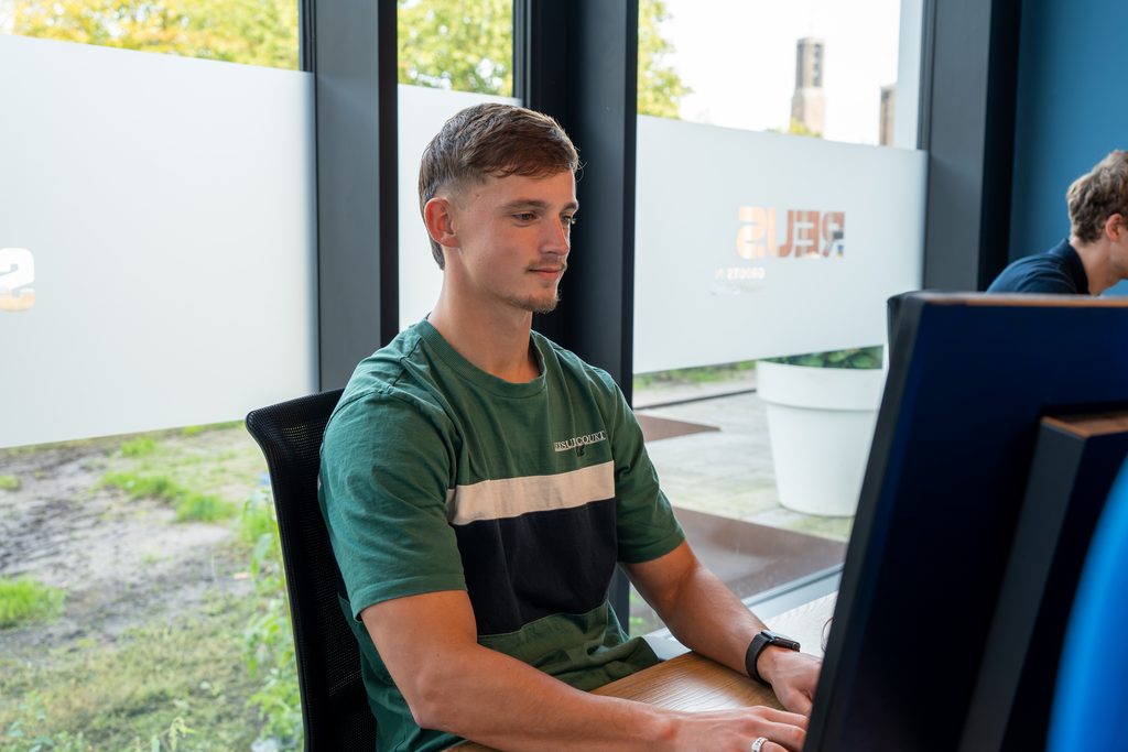 Website onderhoud: een collega van REUS werkt achter de computer