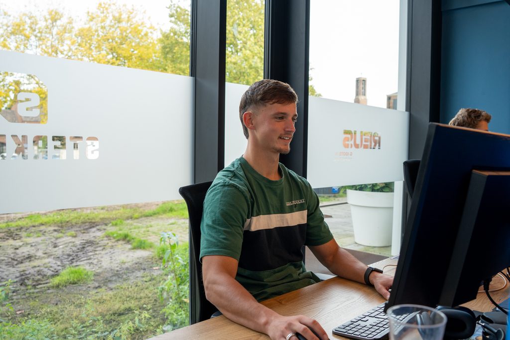 Een collega van REUS werkt aan teksten