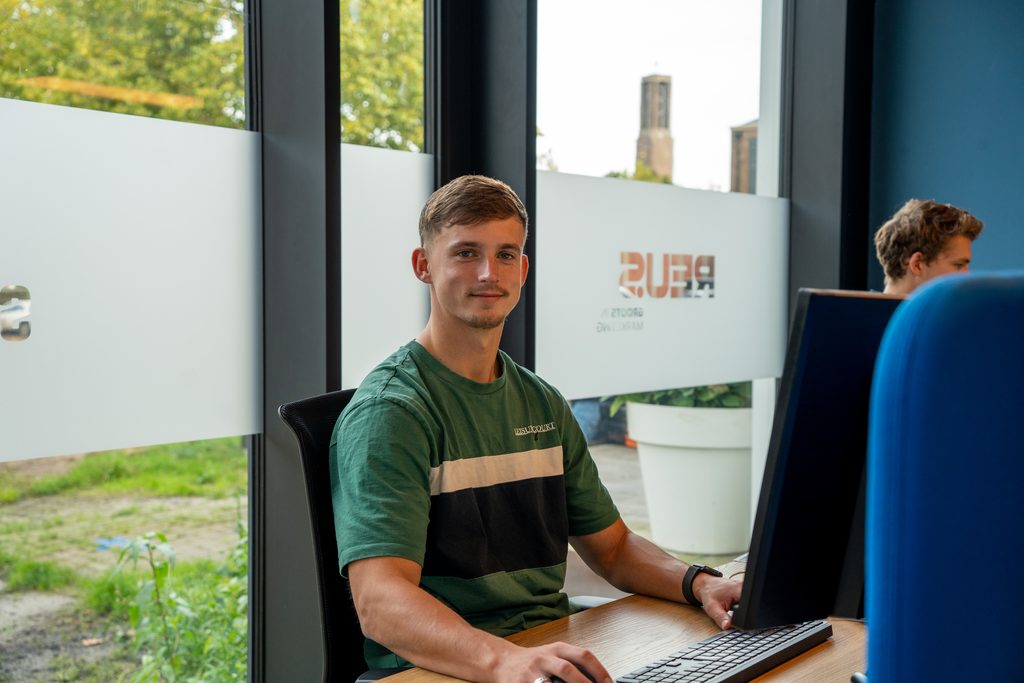 Online adverteren: een collega van REUS werkt aan campagnes