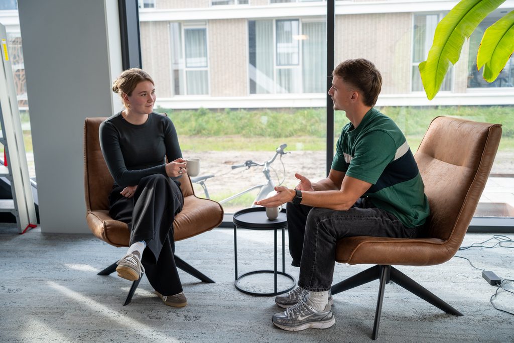 Overleg over een rebranding op het kantoor van REUS