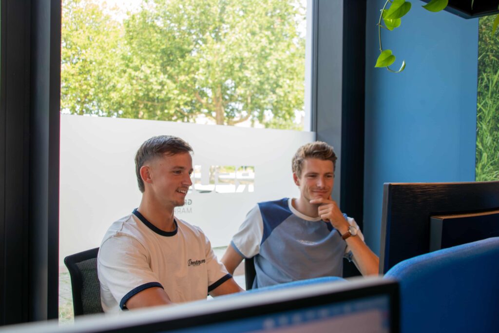 Twee collega's van REUS bekijken een Meta Ads-campagne
