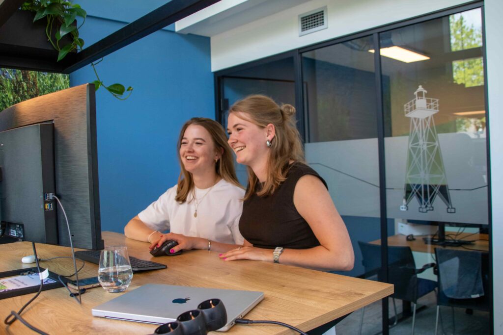 Twee collega's van REUS werken samen aan zoekmachineoptimalisatie