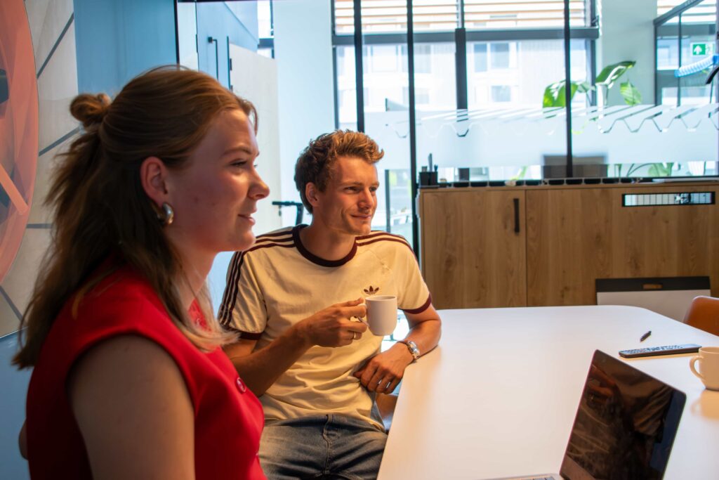 Twee collega's van REUS aan het werk op kantoor