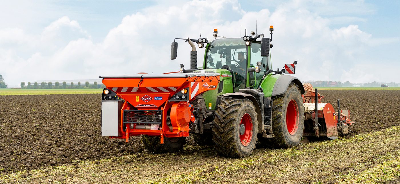 Tractor van Breure de Waard aan het werk op de akker