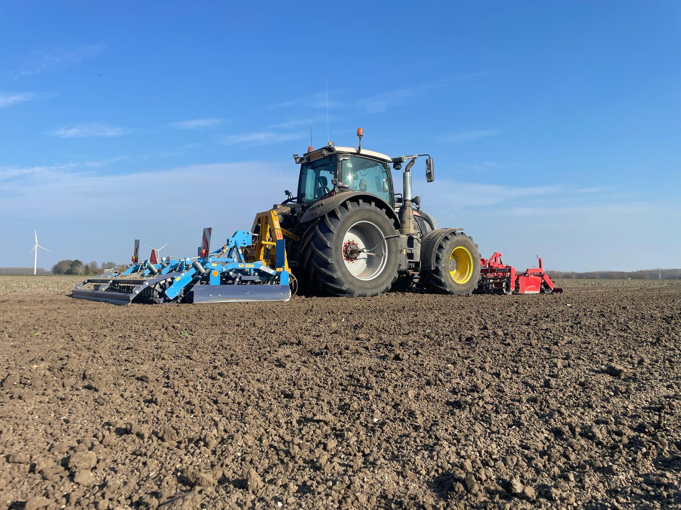 Cultiveren met een tractor van Breure de Waard
