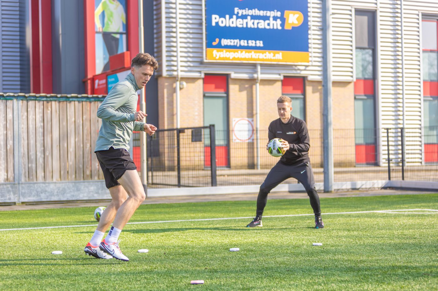 Training op het kunstgras bij de praktijk