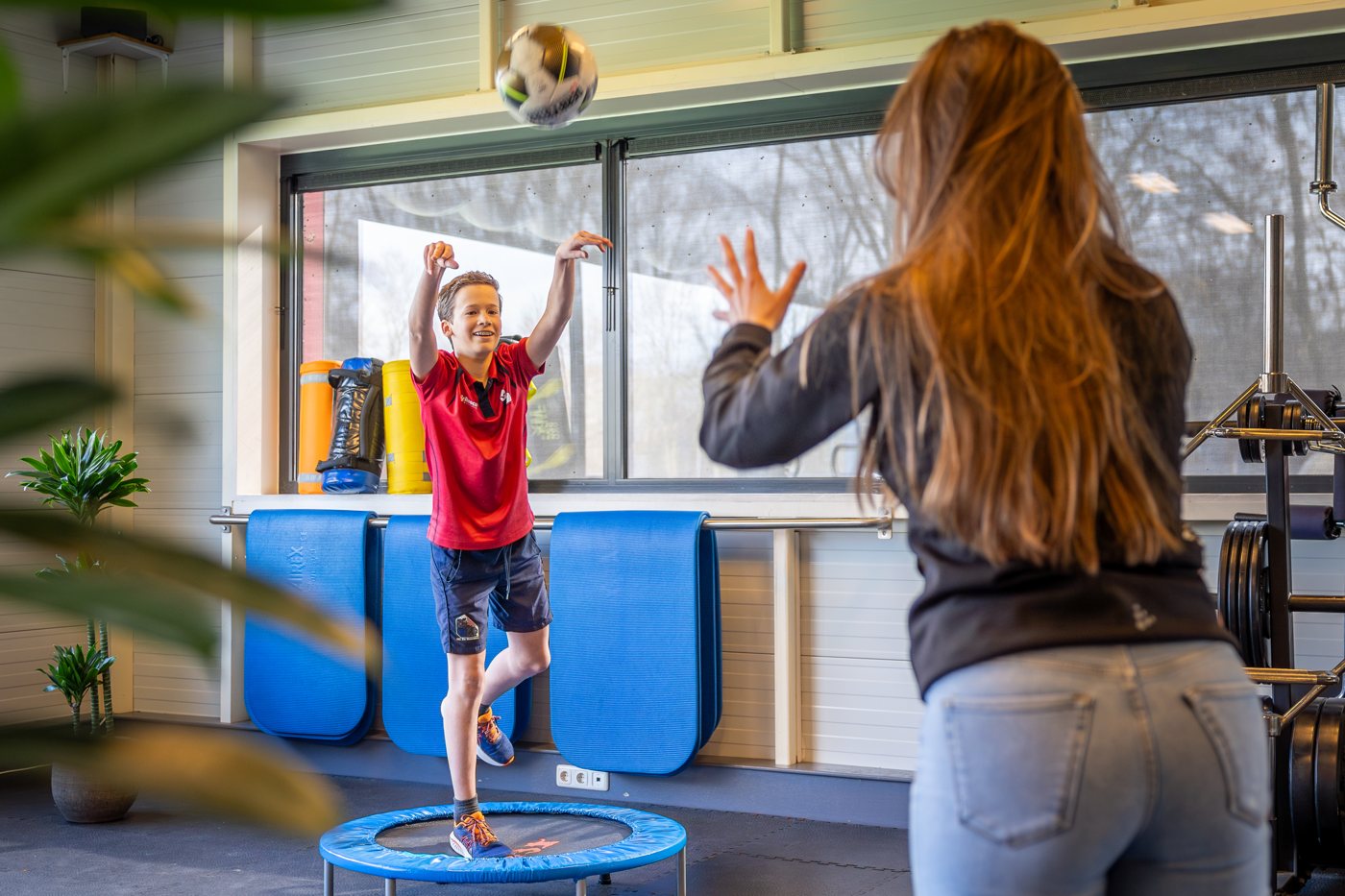 Kinderfysiotherapie: een kind springt op een trampoline