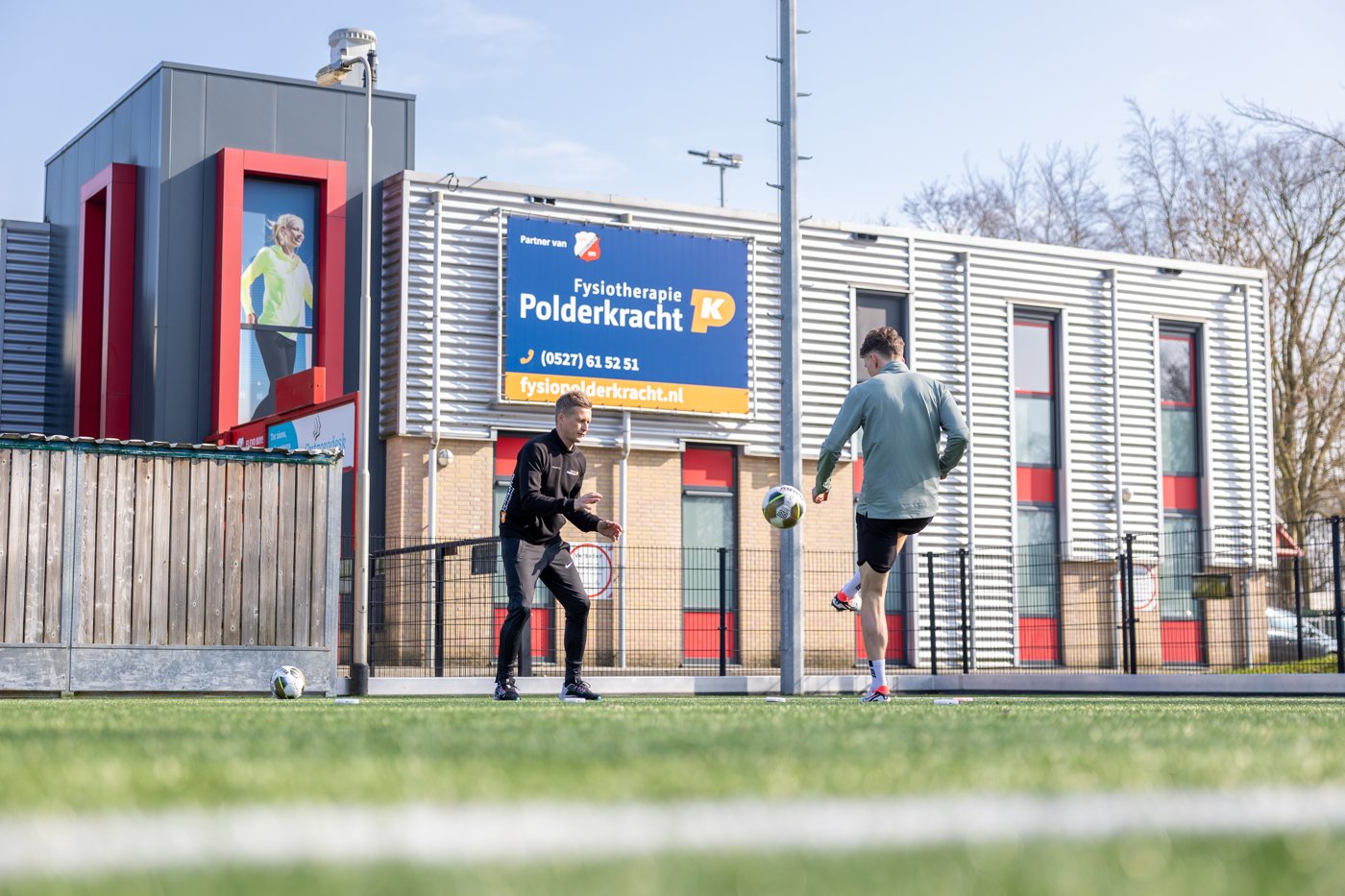 De praktijk van Fysiotherapie Polderkracht met het nieuwe logo op de gevel