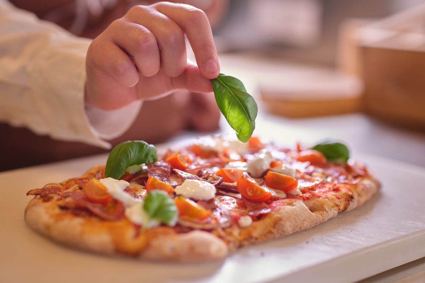 Verse pinsa van Jitha’s Deli wordt afgemaakt met basilicum
