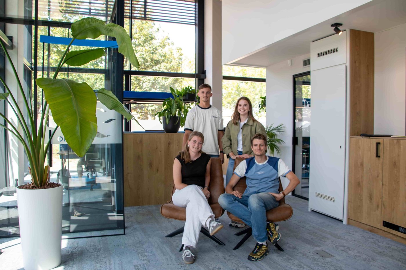Het team van REUS in de lounge van het kantoor in Emmeloord