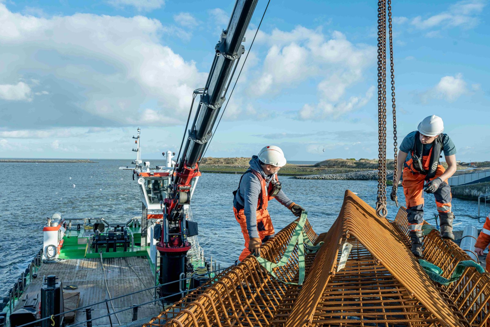 Bemanning van KW Trans Shipping aan het werk op het werkdek