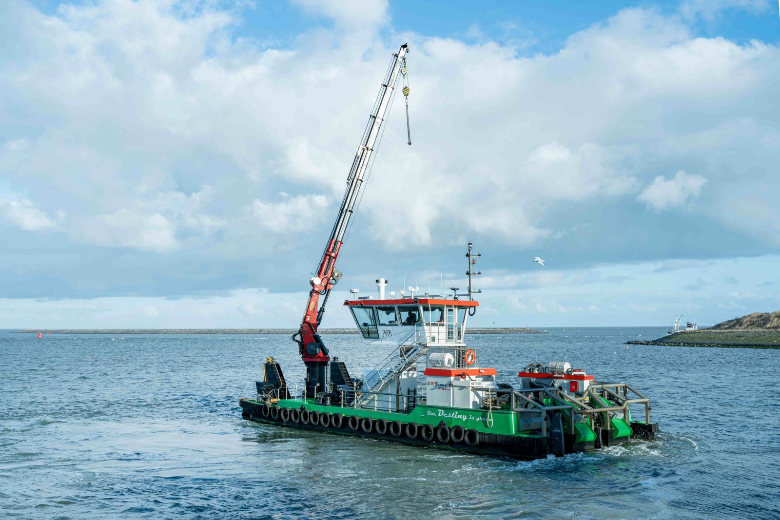 Werkschip van KW Trans Shipping met kraan op het water