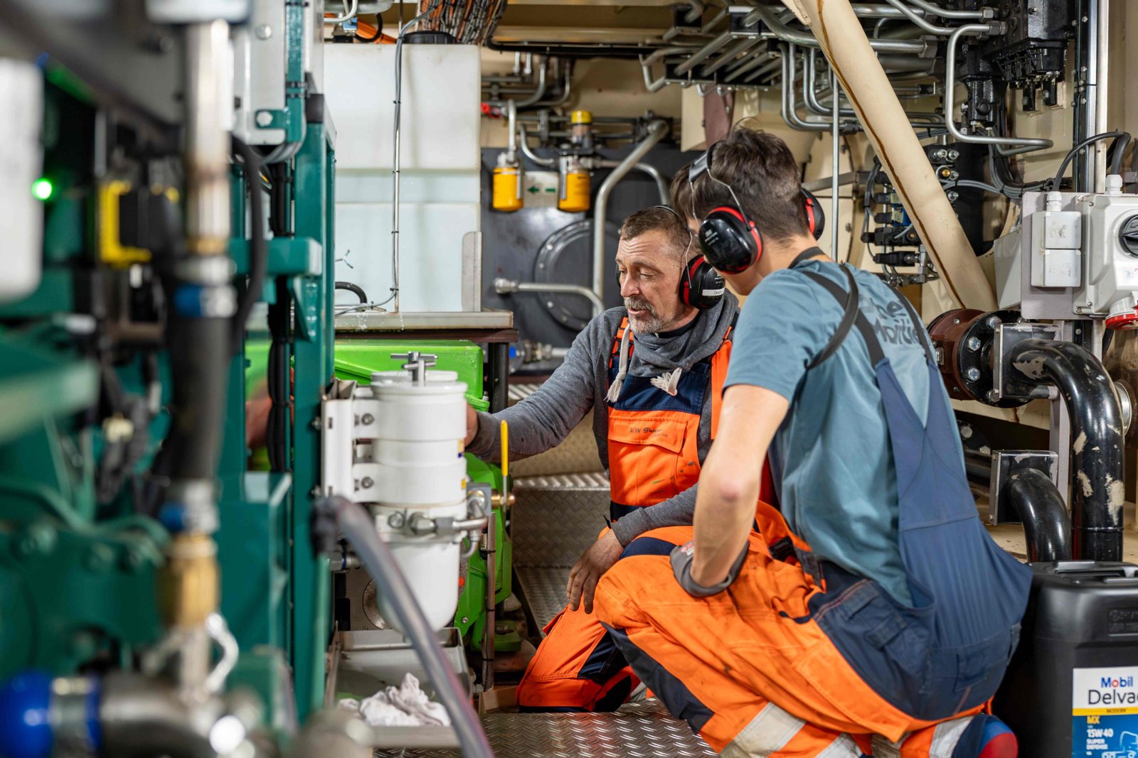 Bedrijfsfotografie voor KW Trans Shipping: twee collega's aan het werk in de machinekamer