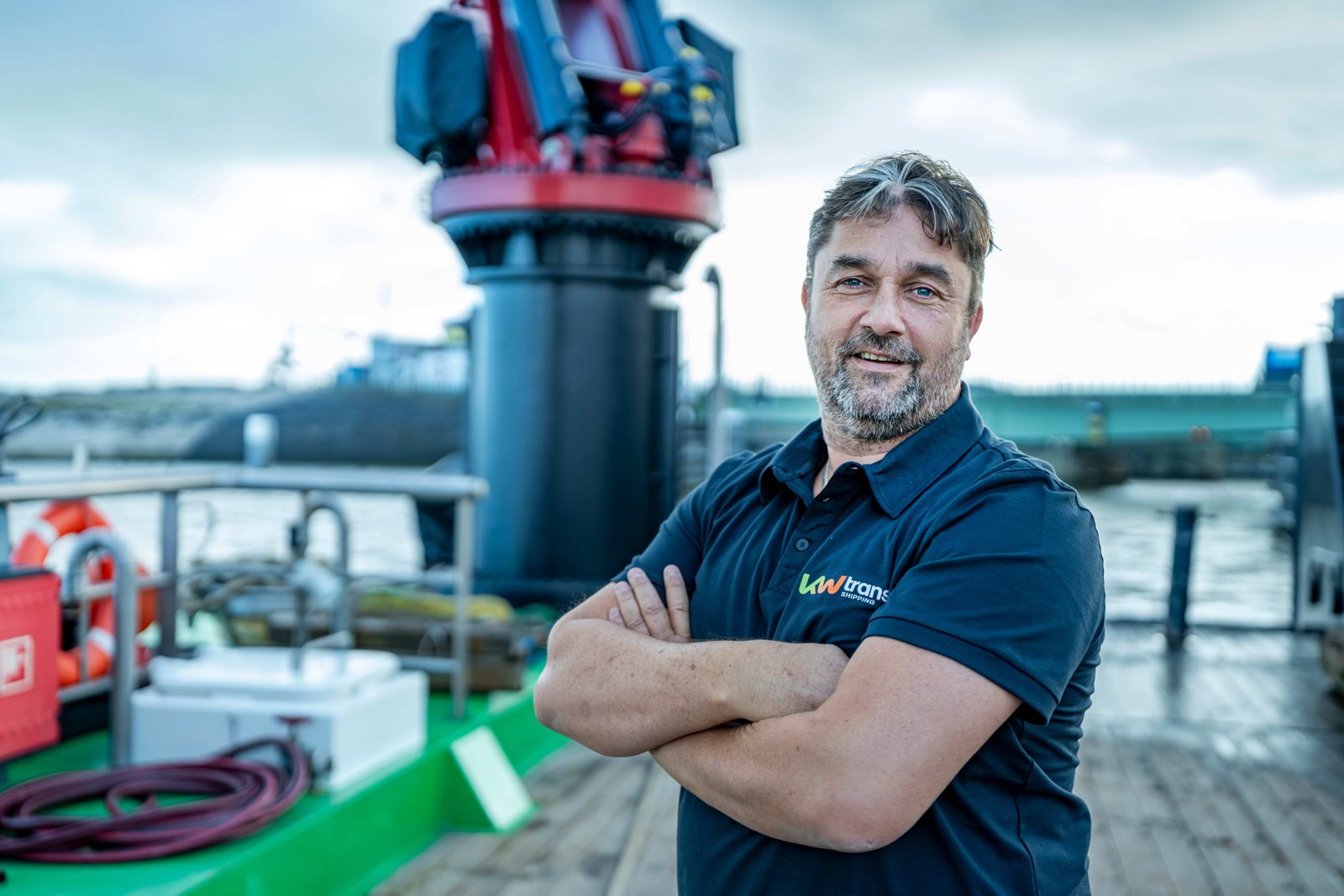 Medewerker van KW Trans Shipping op het werkdek