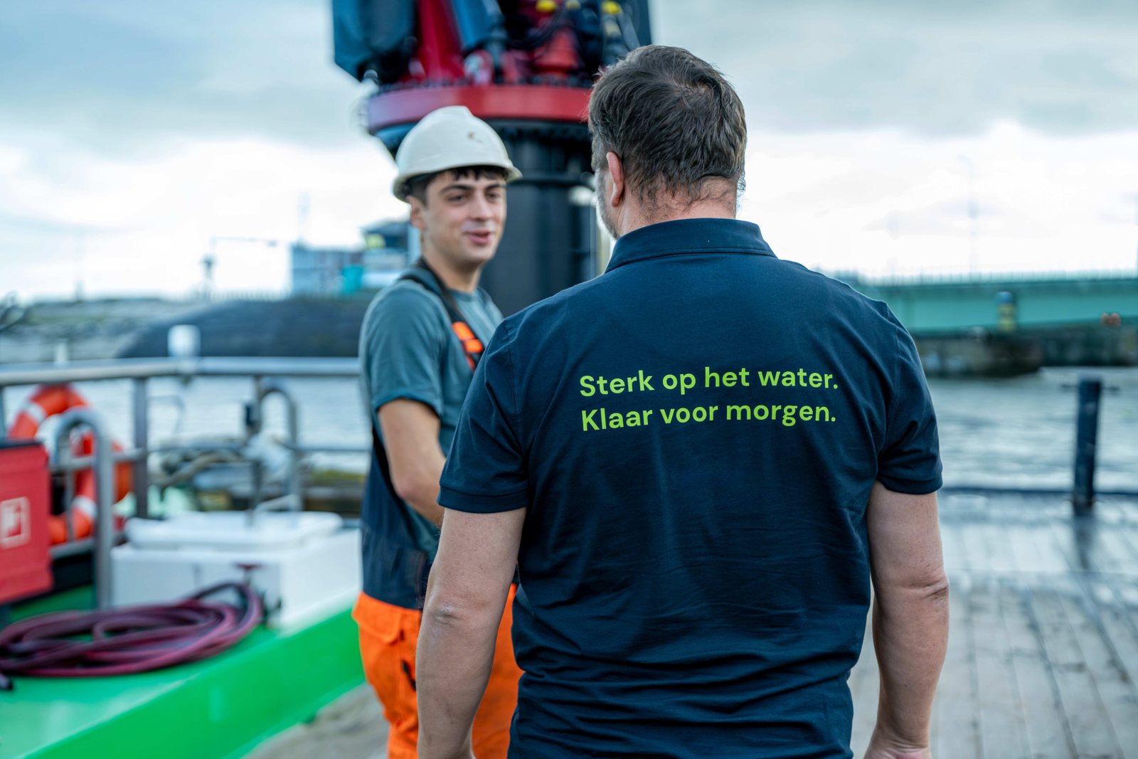 Collega’s van KW Trans Shipping, met Sterk op het water. Klaar voor morgen. op het shirt