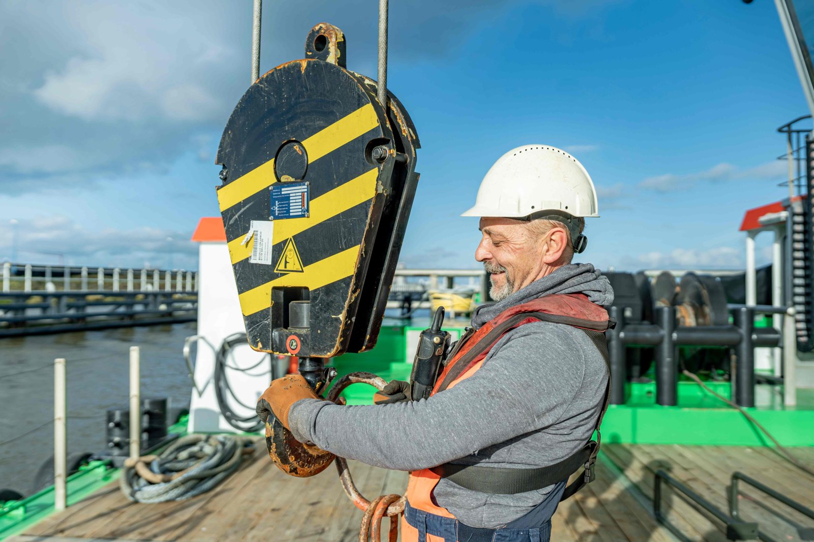 Bemanningslid van KW Trans Shipping bij de kraanhaak
