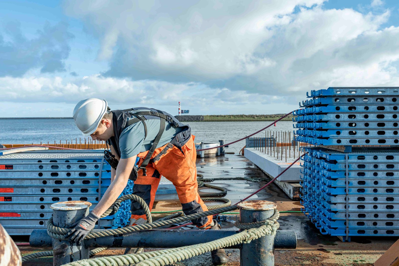 Bemanningslid van KW Trans Shipping legt de trossen klaar