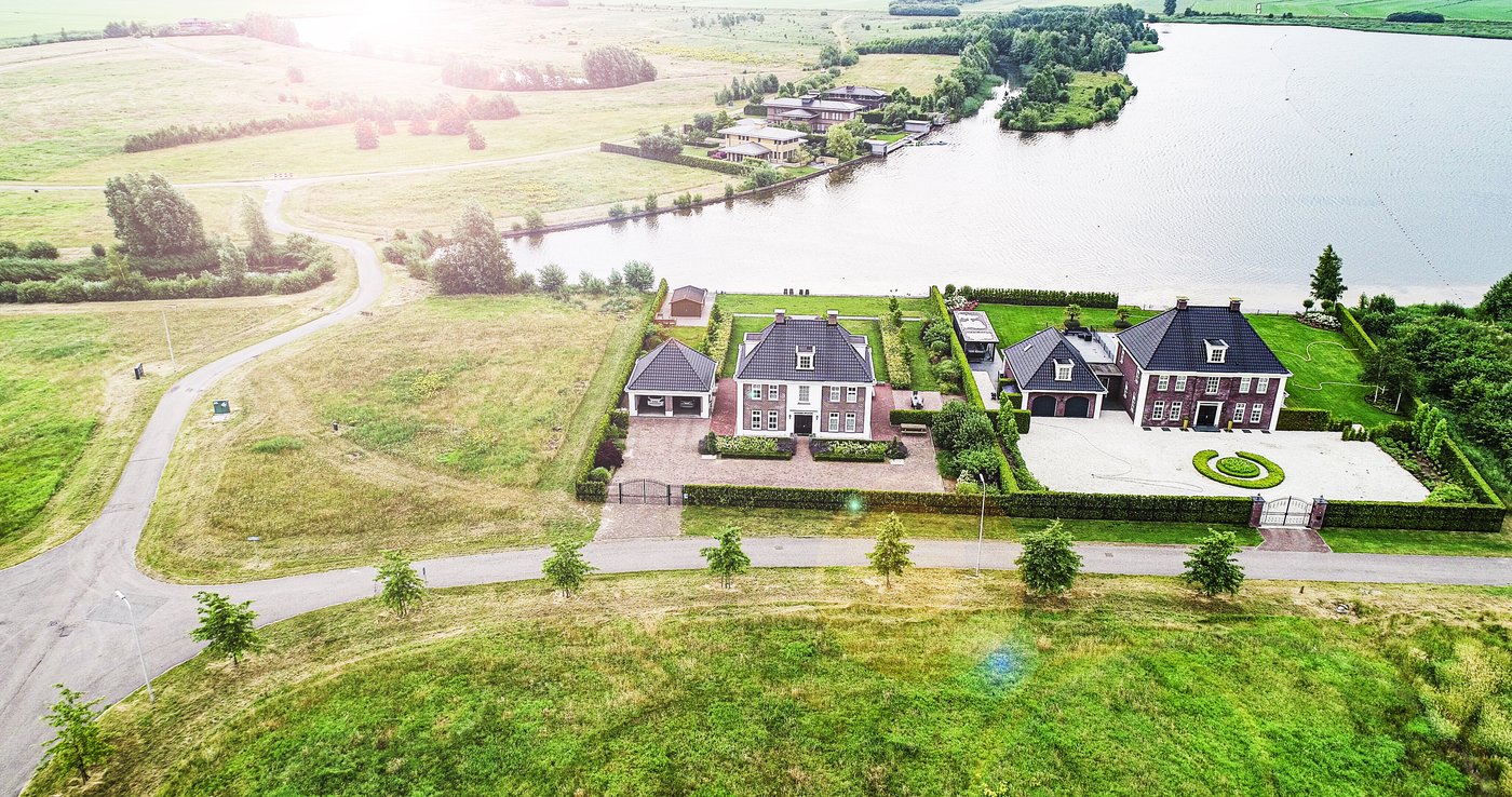 Luchtfoto van villa’s aan het water op Landgoed de Woldberg