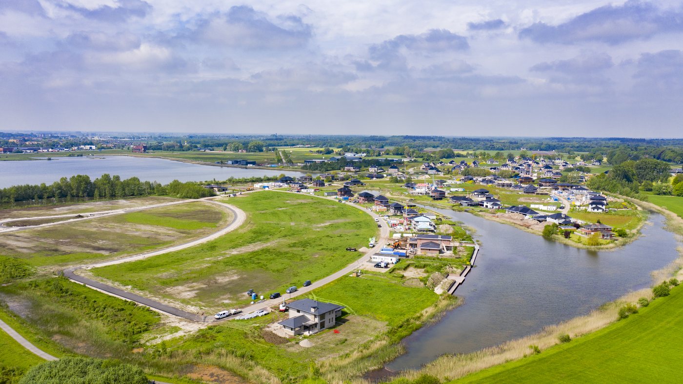 Luchtfoto van Landgoed de Woldberg met de kavels aan het water