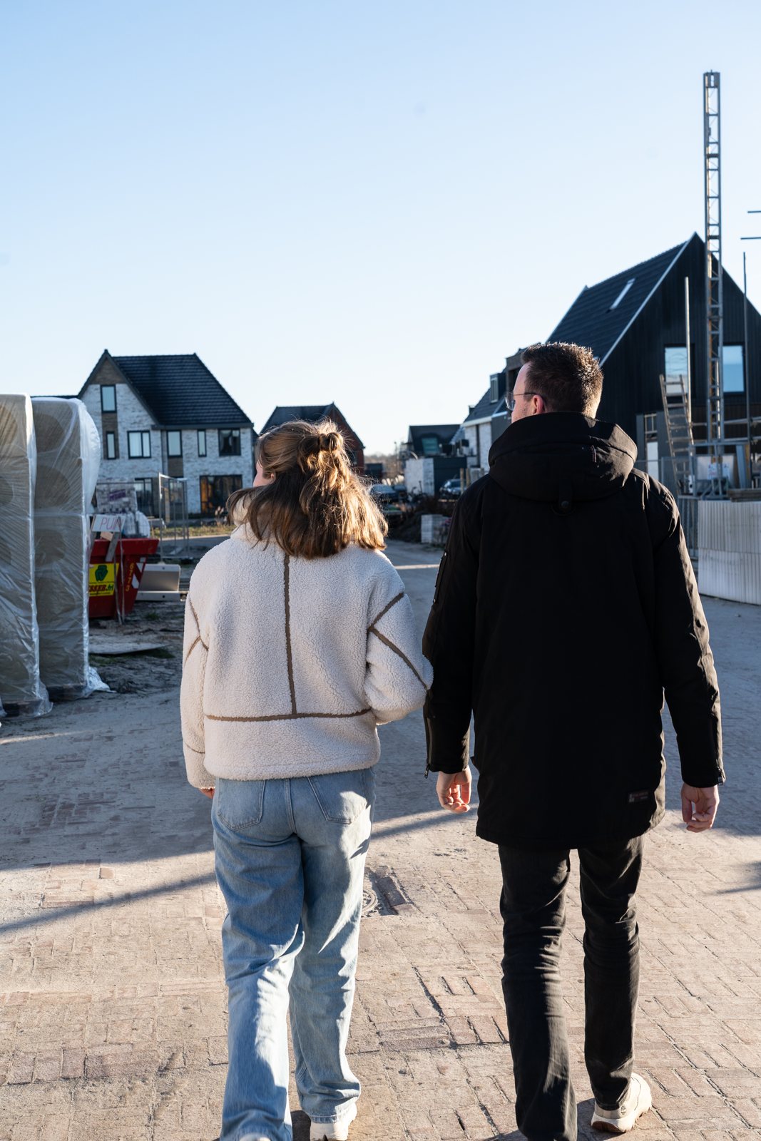 Stel wandelt door een nieuwbouwwijk