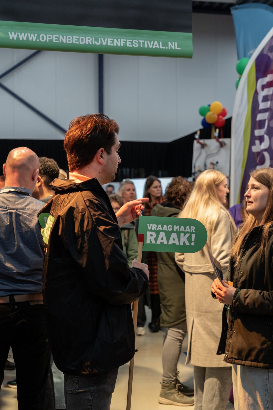 Bezoekers in gesprek met werkgevers op het Open Bedrijvenfestival Emmeloord