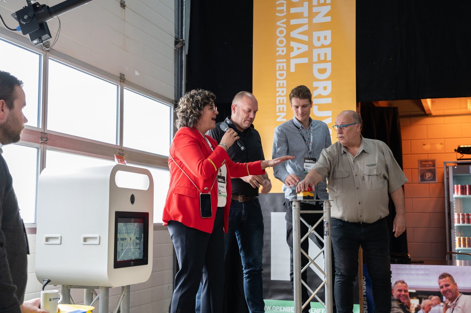Opening van het Open Bedrijvenfestival Emmeloord op het podium