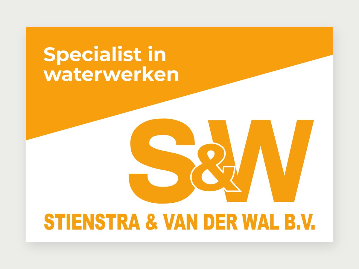 Witte vlag met het logo van Stienstra & Van der Wal