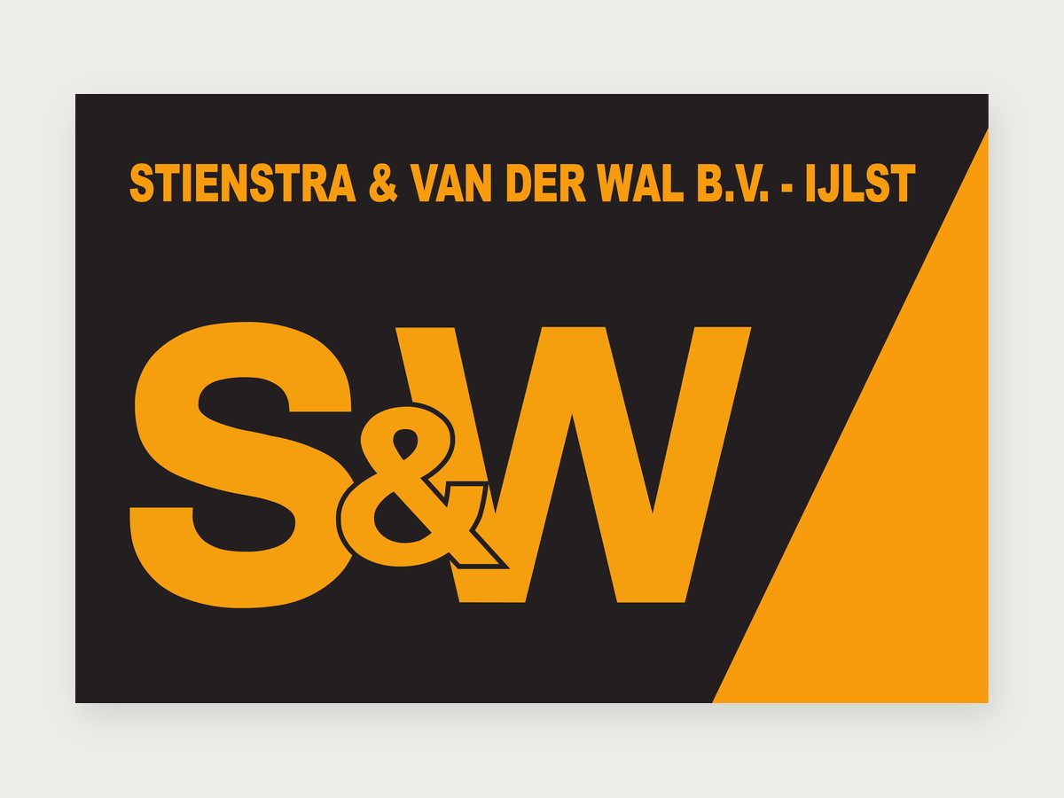 Zwarte vlag met het logo van Stienstra & Van der Wal uit IJlst