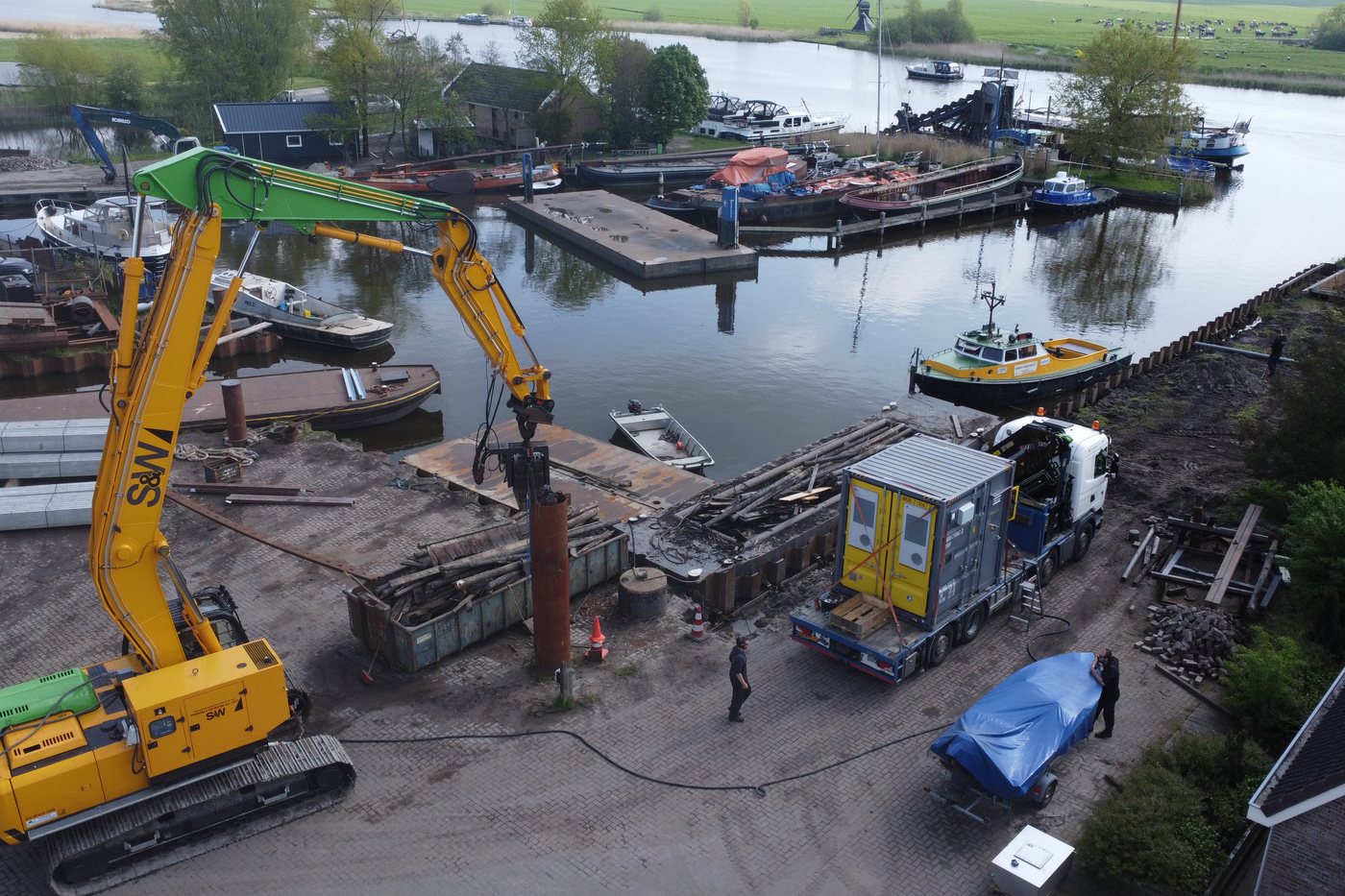 Dronefoto van de werf van Stienstra & Van der Wal met een kraan aan het water