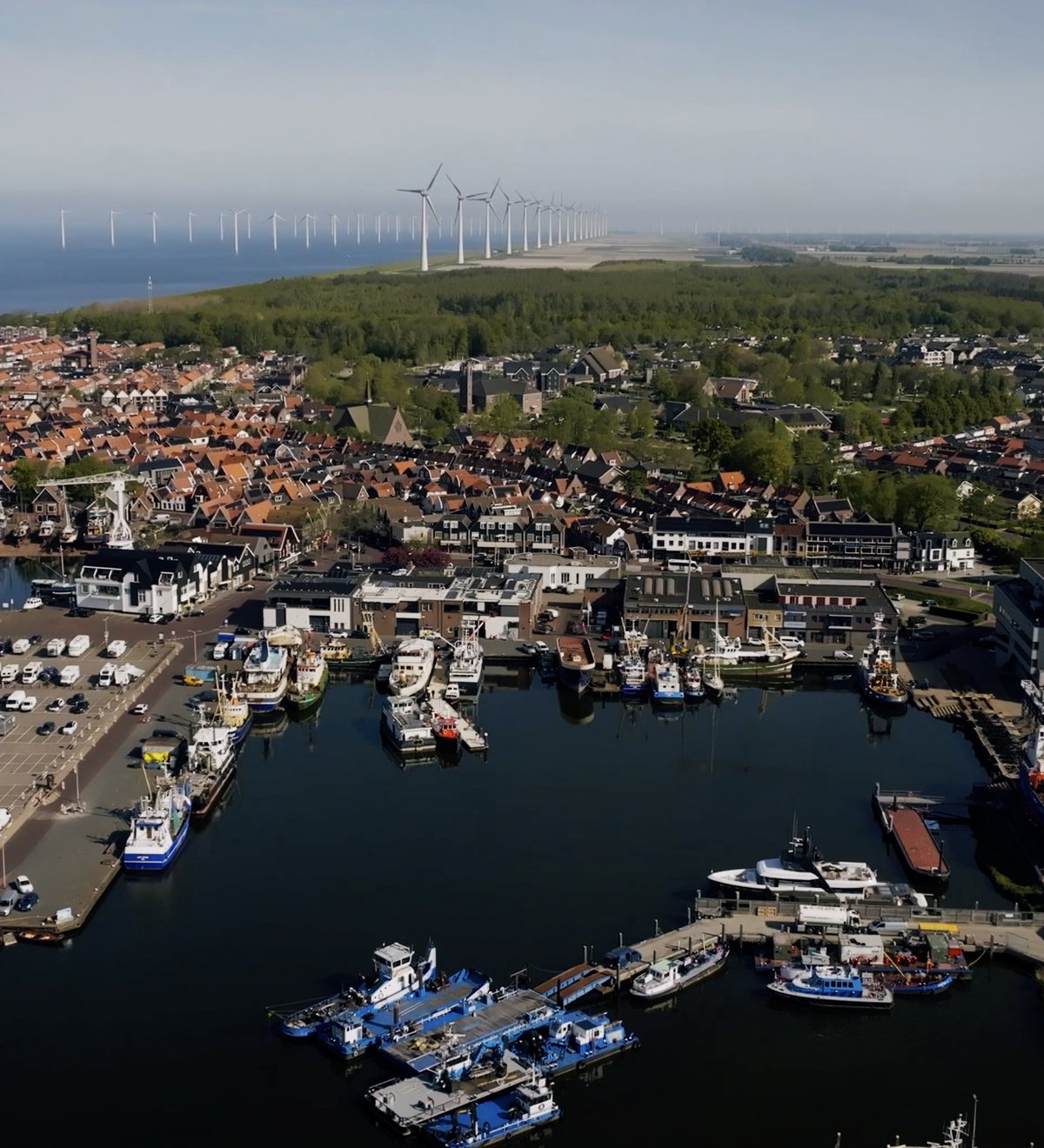 Luchtbeeld van de haven van Urk met de windmolens op de achtergrond