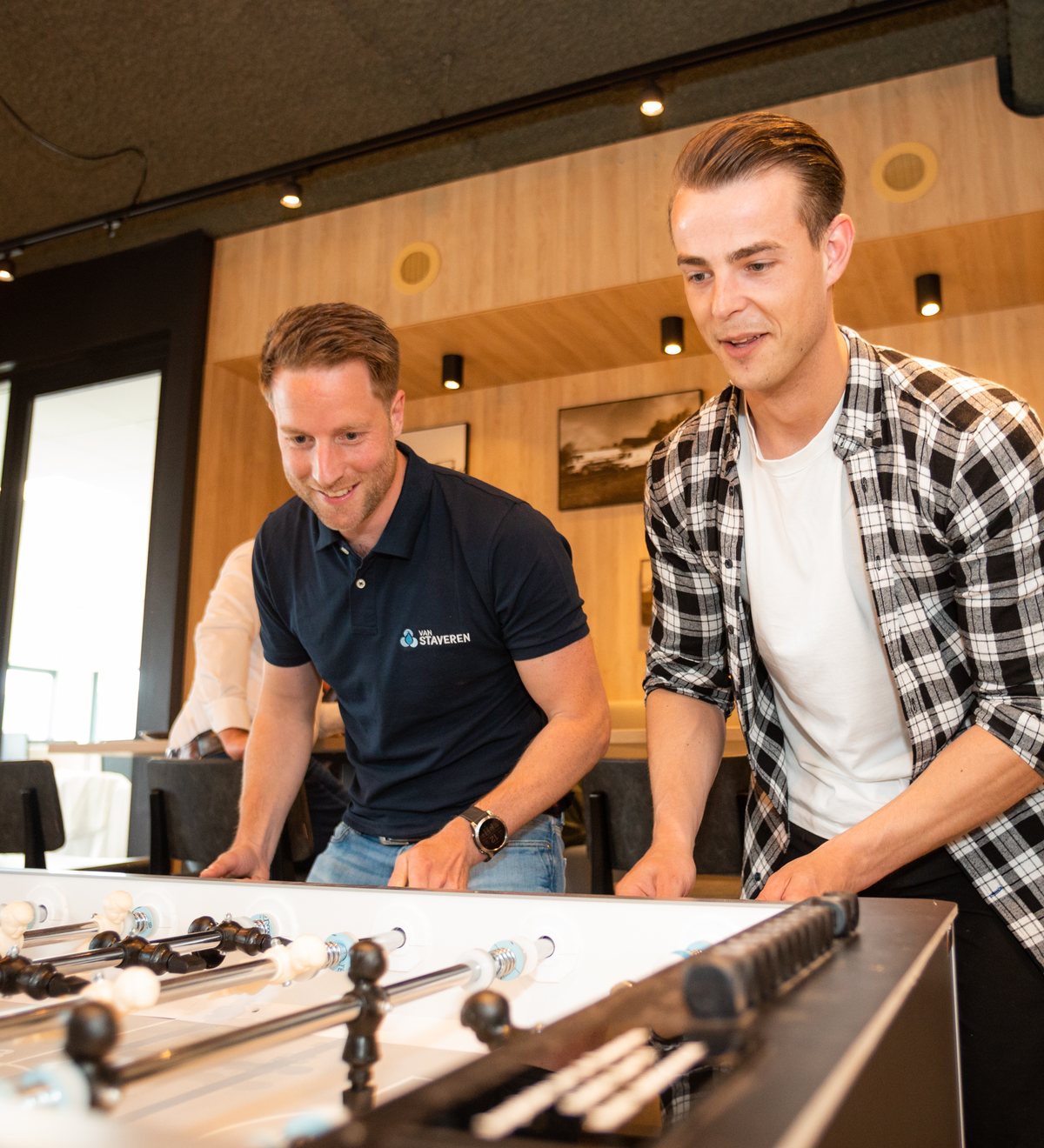 Collega's van Van Staveren aan de tafelvoetbaltafel