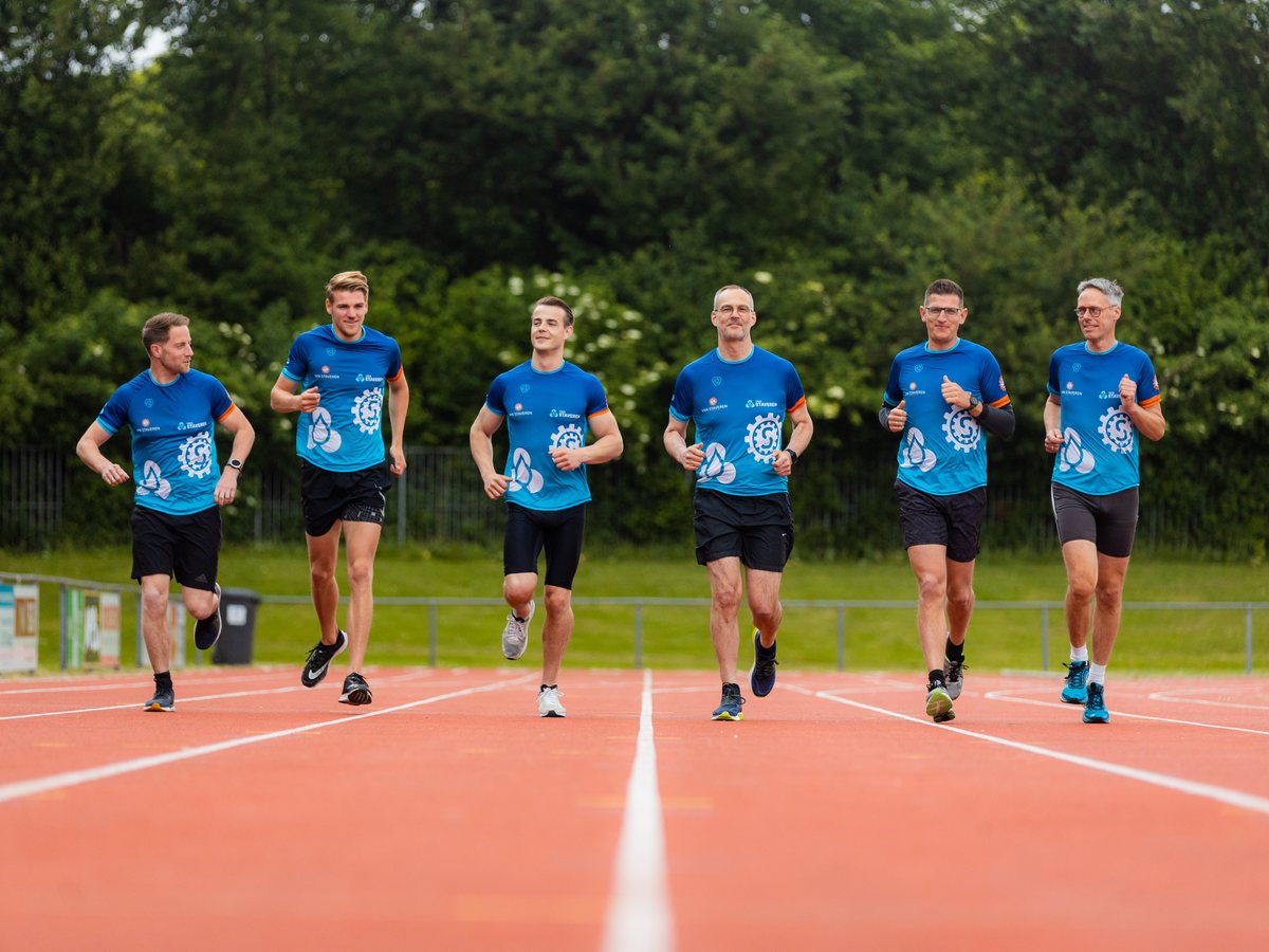 Collega's van Van Staveren hardlopen in shirts in de nieuwe huisstijl