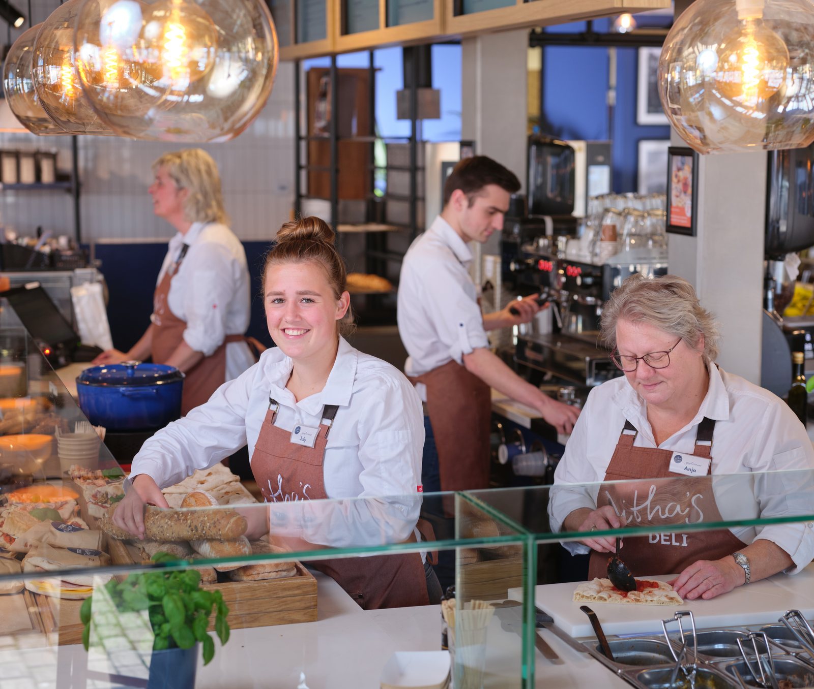 Het team van Jitha’s Deli achter de toonbank