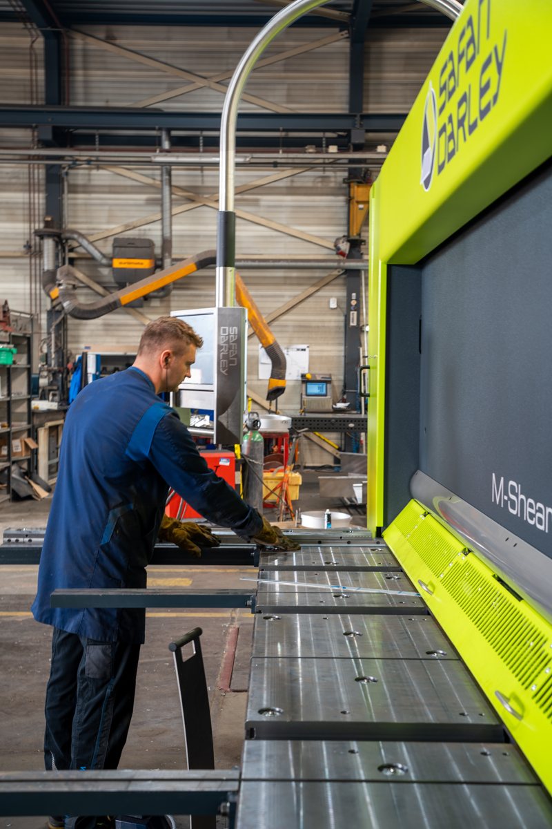 Medewerker van VCU aan de knipschaar