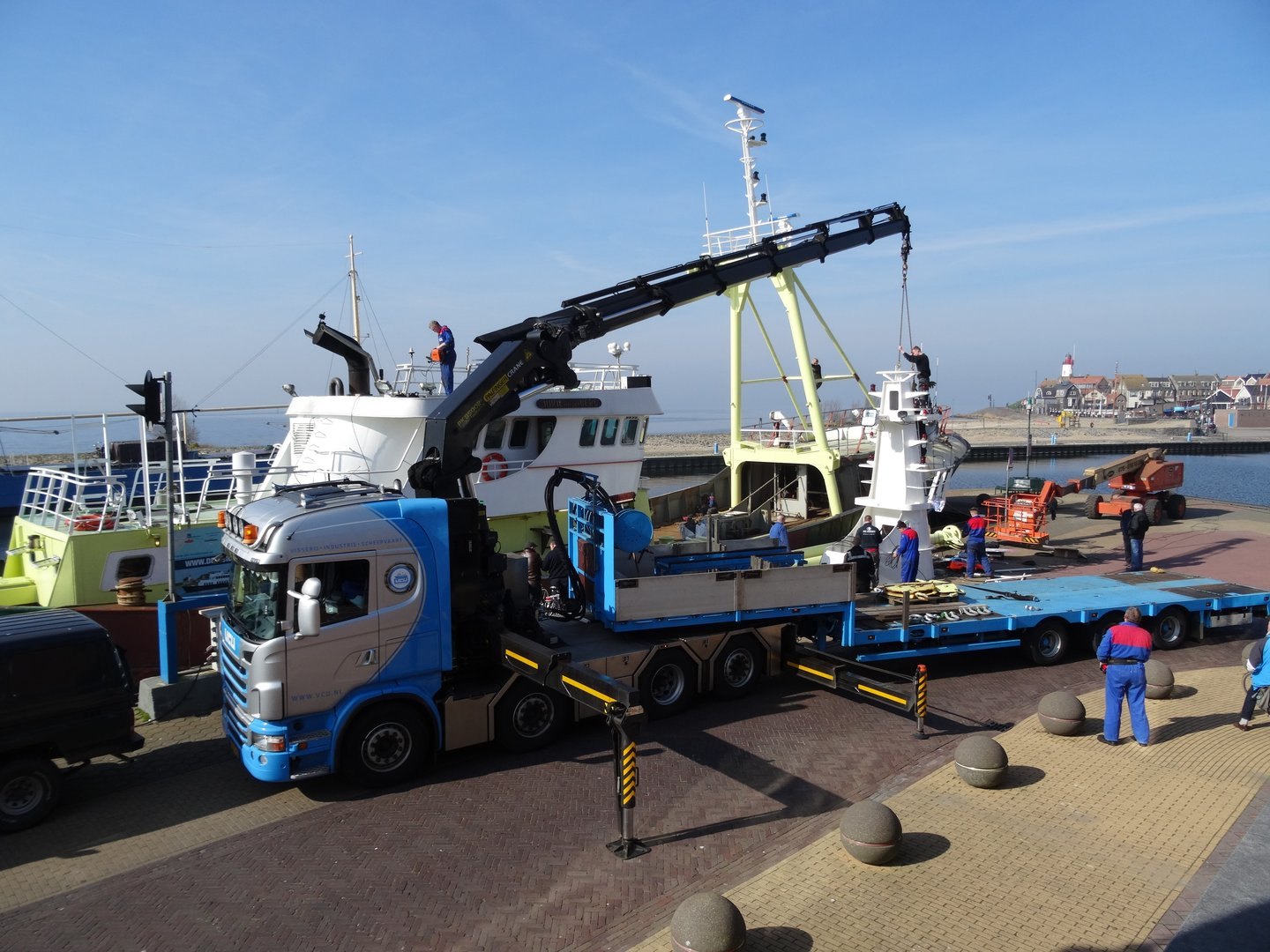 Kraanwagen van VCU aan het werk in de haven van Urk