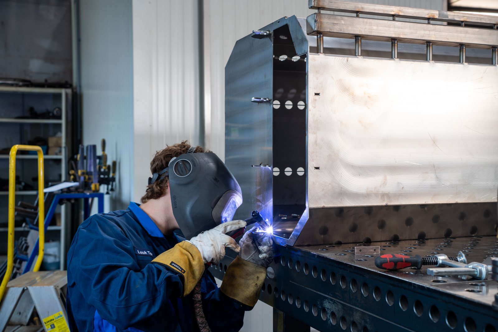 Lasser van VCU aan een rvs-constructie