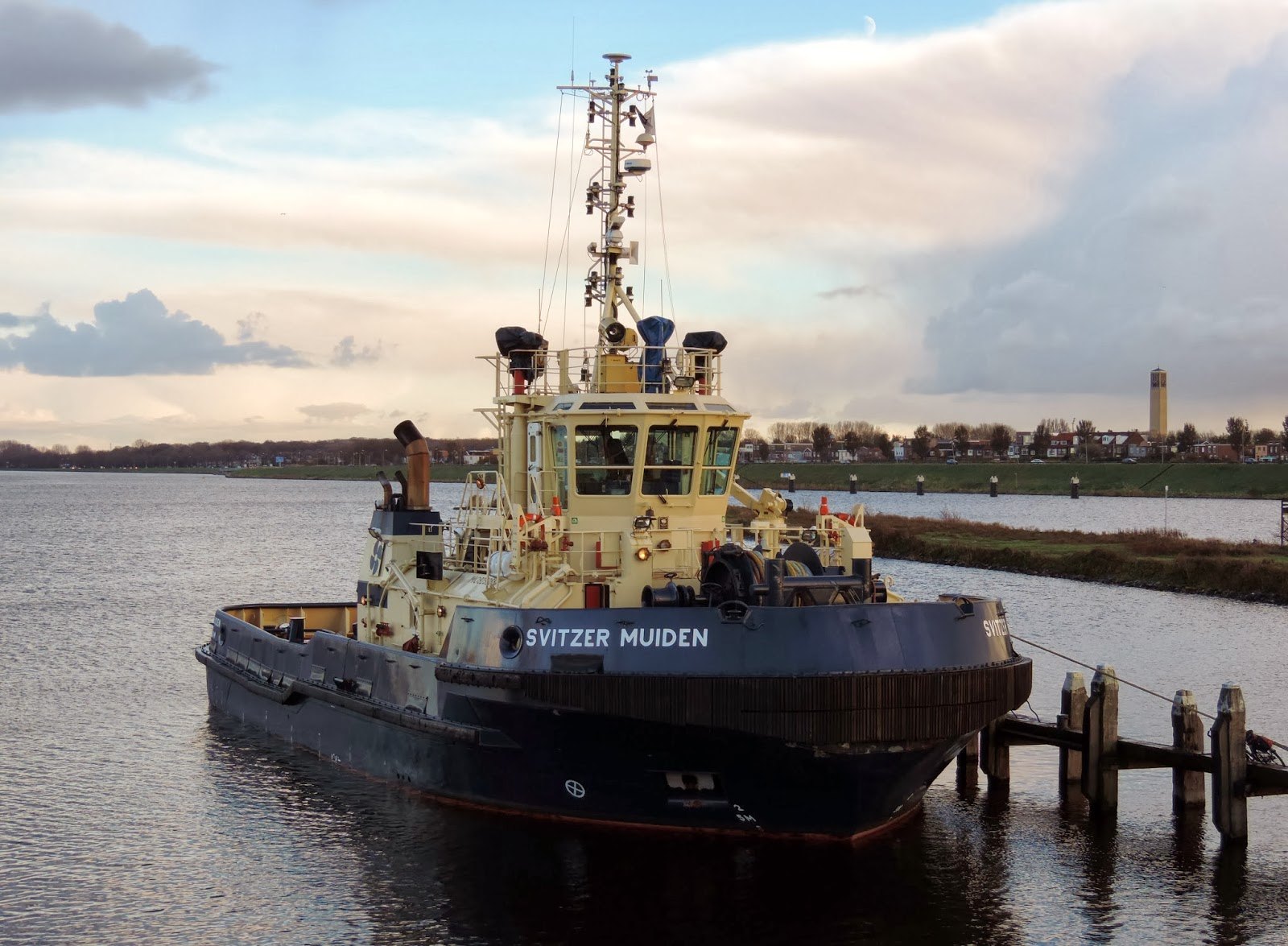 Sleepboot aan de kade