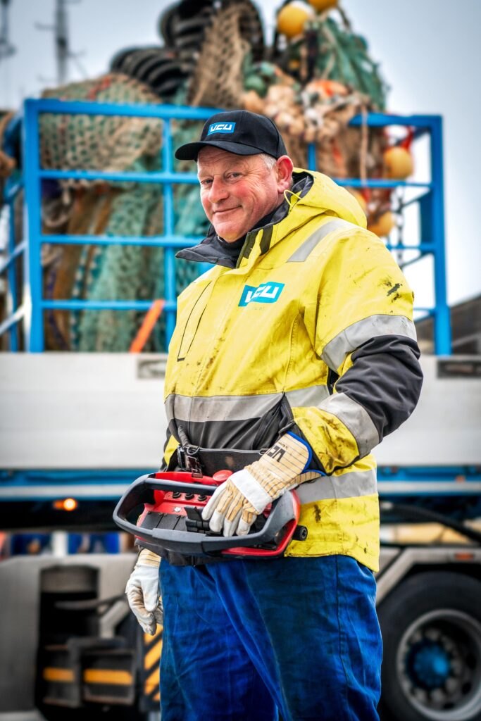 Medewerker van VCU op de kade in Urk