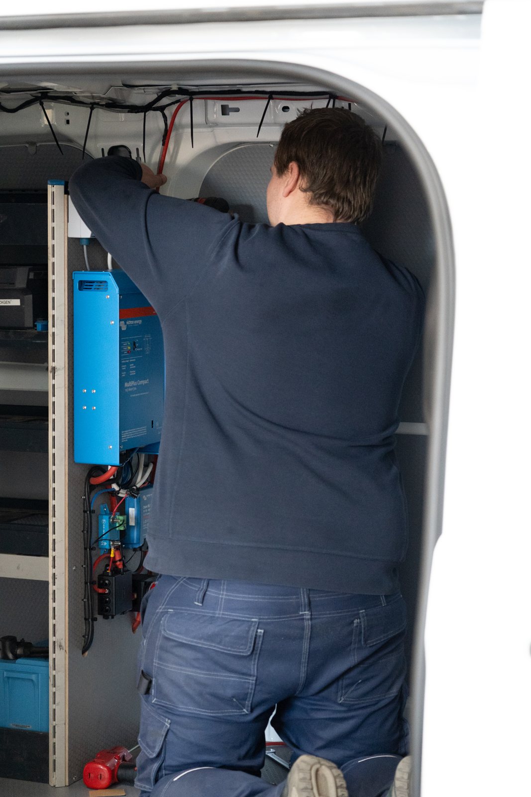 Monteur van Verbeca bouwt een energiesysteem in